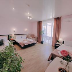 Номер полулюкс с 2 односпальными и 1 двуспальной кроватью