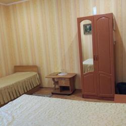 Номер стандарт эконом с 1 односпальной и 1 двуспальной кроватью