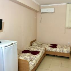 Комната стандарт с 3 односпальными и 1 двуспальной кроватью (цокольный этаж)