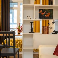 Апартаменты студия RoomyRoom Yellow у Клиники Алмазова