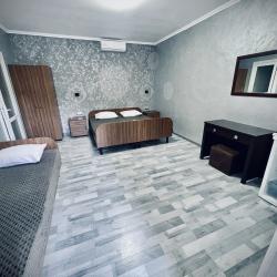 Номер комфорт с 1 односпальной и 1 двуспальной кроватью