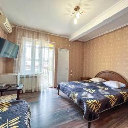 Номер стандарт с 1 односпальной и 1 двуспальной кроватью