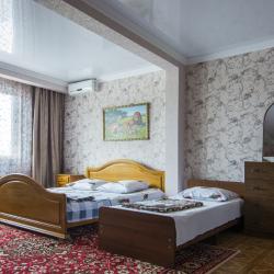 Номер стандарт семейный с 2 односпальными и 1 двуспальной кроватью
