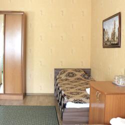 2-комнатный номер стандарт с 2 односпальными и 1 двуспальной кроватью (мансарда)