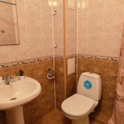 2х местный Стандарт (номер на цокольном этаже с видом на столовую и территорию отеля)