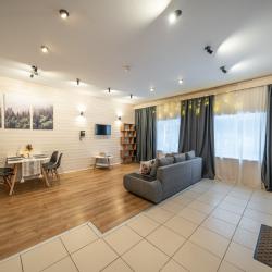 Просторные апартаменты с ремонтом, балконом, видом на лес 207 (60м2)