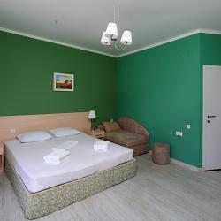 Номер комфорт с 2 односпальными и 1 двуспальной кроватью