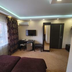 Номер улучшенный семейный с 4 односпальными кроватями