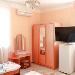 Номер стандарт с 1 односпальной и 1 двуспальной кроватью с балконом