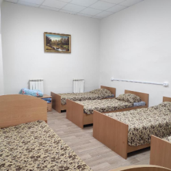 Кровать в шестиместном номере стандарт