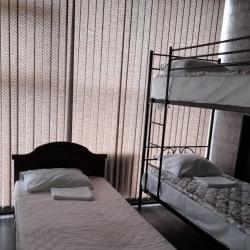 Кровать в общем номере c 2 двухъярусными и 3 односпальными кроватями (удобства на этаже)