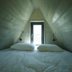 4-местный 1-комнатный коттедж премиум с 1 двуспальной кроватью