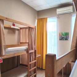 Кровать в 8-местном общем женском номере