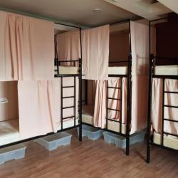 Кровать в общем женском номере с 4-двухъярусными кроватями