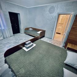 Номер комфорт с 1 односпальной и 1 двуспальной кроватью