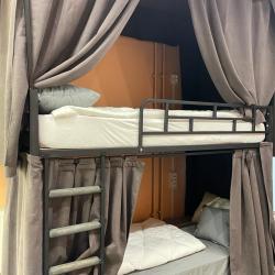 Кровать в номере студия