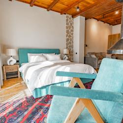 Люкс с декоративным камином и французским балконом с видом на аул Гамсутль