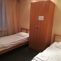 Номер стандарт с 2 односпальными кроватями (общая ванная комната)