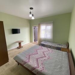 Номер стандарт с 1 односпальной и 1 двуспальной кроватью