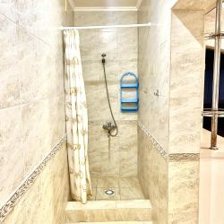 Номер люкс с 1 односпальной и 1 двуспальной кроватью