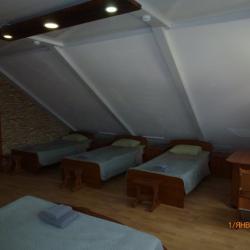 Комната семейная с 1 двуспальной и 2 односпальными кроватями