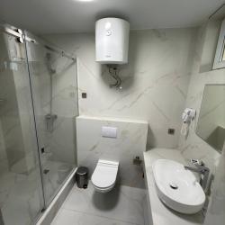 Номер полулюкс с 1 двуспальной кроватью с видом на горы (с балконом)