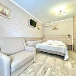 3-местный номер стандарт с 1 двуспальной кроватью и креслом