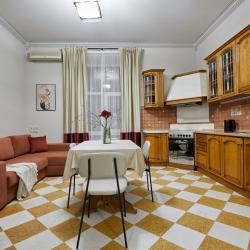 Фото Отель FlatStay Некрасова 60 | Большая 3шка в красивом доме с историей. С эркером, камином, высокими потолками и балконом