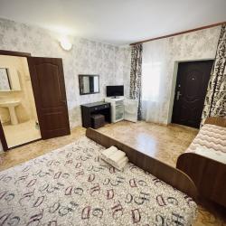 Номер стандарт с 1 односпальной и 1 двуспальной кроватью