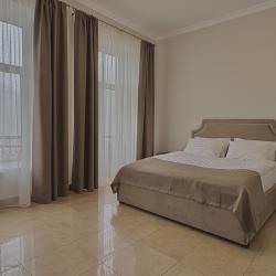 Номер полулюкс с 1 двуспальной кроватью