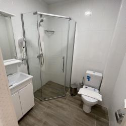 Комната стандарт с 1 односпальной и 1 двуспальной кроватью с выходом на террасу