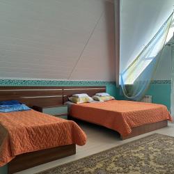 Номер стандарт комфорт с 1 односпальной и 1 двуспальной кроватью