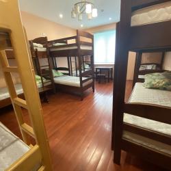 Кровать в 12-местном общем номере