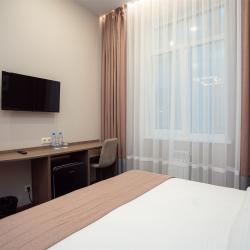 Номер стандарт с 1 двуспальной кроватью (вид в атриум)