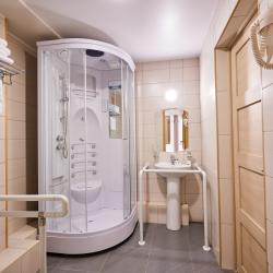 2-комнатный номер стандарт с 2 односпальными кроватями для гостей с ограниченными возможностями