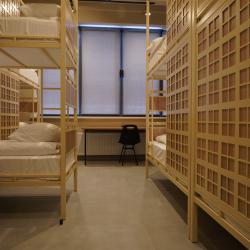 Кровать в 10-местном общем женском номере