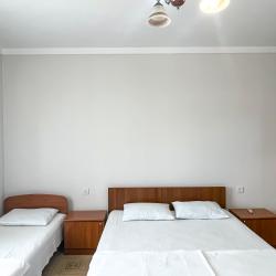 Номер стандарт с 2 односпальными и 1 двуспальной кроватью