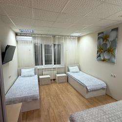 Номер стандарт с 2 односпальными и 1 двуспальной кроватью