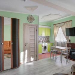Номер студия улучшенный с 1 односпальной и 1 двуспальной кроватью