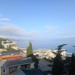 Номер стандарт с 1 двуспальной кроватью c боковым видом на море