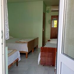 Номер стандарт с 2 односпальными и 1 двуспальной кроватью