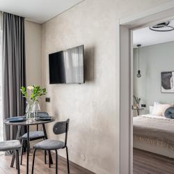 Фото Апартаменты V GОSТIАН U NАSТI на улице Академика Ландау 9