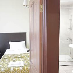 Кровать в 6-местном общем женском номере