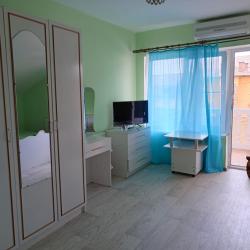 Номер стандарт с 2 односпальными и 1 двуспальной кроватью с балконом