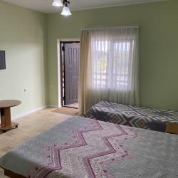 Номер стандарт с 1 односпальной и 1 двуспальной кроватью