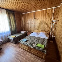 Комната стандарт с 1 односпальной и 1 двуспальной кроватью