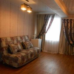 Номер люкс с 1 односпальной и 1 двуспальной кроватью