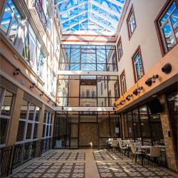 Номер стандарт с 1 двуспальной кроватью (вид в атриум)