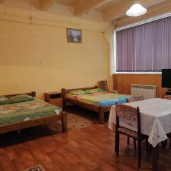 Кровать в 6-местном общем номере