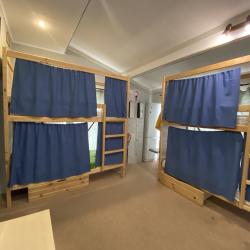 Кровать в мужском номере 10-местном номере (удобства на этаже)